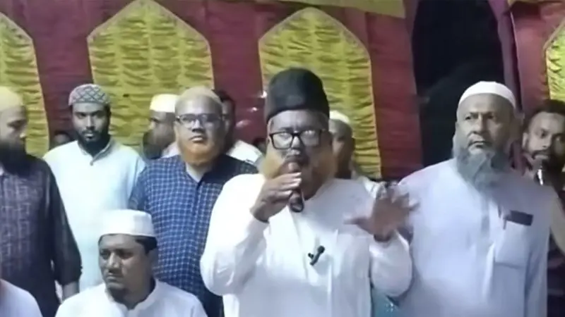 পূজামণ্ডপে হিন্দু ধর্মের মন্ত্র পাঠ করলেন জামায়াত নেতা পূজামণ্ডপে হিন্দু ধর্মের মন্ত্র পাঠ করলেন জামায়াত নেতা