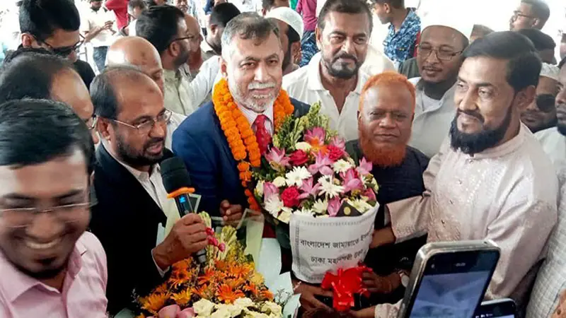 দেশে ফিরলেন জামায়াতের ইউরোপের মুখপাত্র ব্যারিস্টার আবু বকর মোল্লা দেশে ফিরলেন জামায়াতের ইউরোপের মুখপাত্র ব্যারিস্টার আবু বকর মোল্লা
