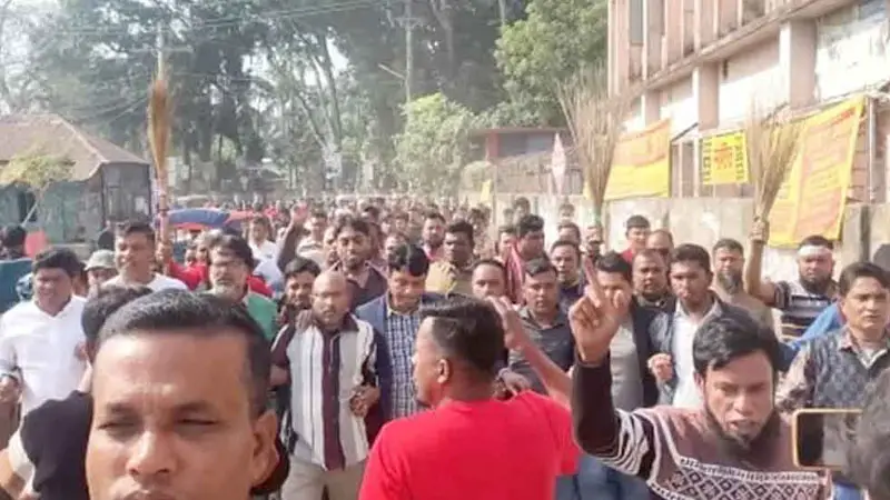 সাংবাদিক ইলিয়াসের বিরুদ্ধে বিএনপির ঝাড়ু মিছিল! সাংবাদিক ইলিয়াসের বিরুদ্ধে বিএনপির ঝাড়ু মিছিল!
