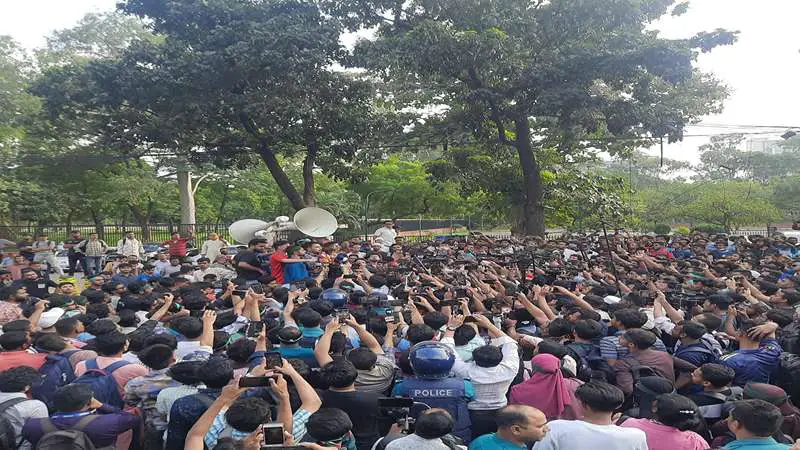 জবি শিক্ষার্থীদের দাবি পূরণের রূপরেখা আগামীকাল জবি শিক্ষার্থীদের দাবি পূরণের রূপরেখা আগামীকাল