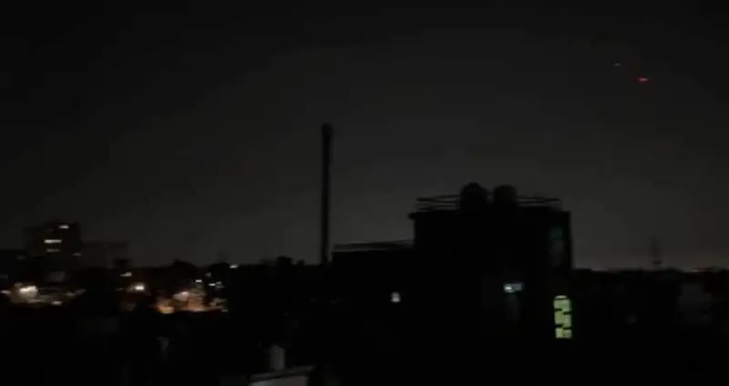 জম্মুতে পাকিস্তানের ড্রোন হামলা, বিমানবন্দরে বিস্ফোরণ জম্মুতে পাকিস্তানের ড্রোন হামলা, বিমানবন্দরে বিস্ফোরণ