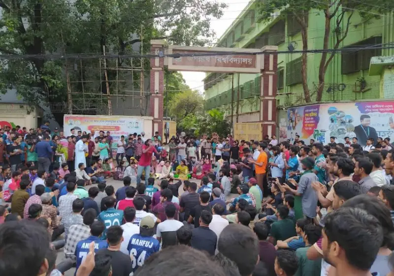 বিক্ষোভ মিছিল নিয়ে জবি শিক্ষার্থীদের সড়কে অবস্থান, যান চলাচল বন্ধ বিক্ষোভ মিছিল নিয়ে জবি শিক্ষার্থীদের সড়কে অবস্থান, যান চলাচল বন্ধ