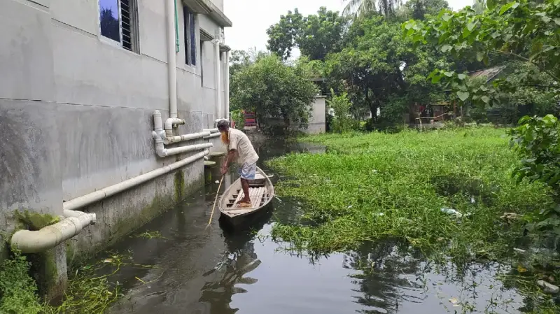 টানা বর্ষণে কেরানীগঞ্জে অর্ধ শতাধিক পরিবার পানিবন্দী টানা বর্ষণে কেরানীগঞ্জে অর্ধ শতাধিক পরিবার পানিবন্দী