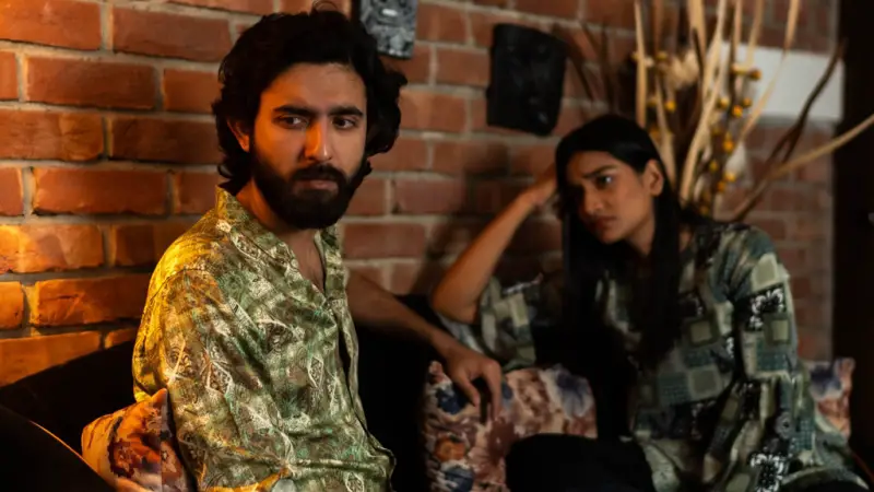 বিশ্বাসঘাতক মানুষ যেমন আচরণ করে! বিশ্বাসঘাতক মানুষ যেমন আচরণ করে!