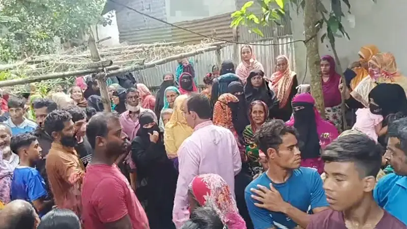 কুমিল্লায় মা-ছেলেসহ ৩ জনের ঝুলন্ত মরদেহ উদ্ধার কুমিল্লায় মা-ছেলেসহ ৩ জনের ঝুলন্ত মরদেহ উদ্ধার