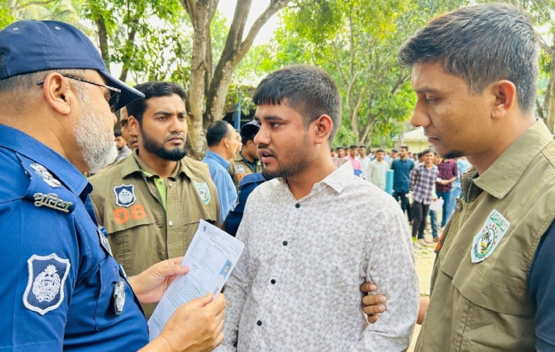 কুড়িগ্রামে পুলিশ নিয়োগ পরীক্ষায় প্রক্সি দিতে এসে আটক যুবক কুড়িগ্রামে পুলিশ নিয়োগ পরীক্ষায় প্রক্সি দিতে এসে আটক যুবক