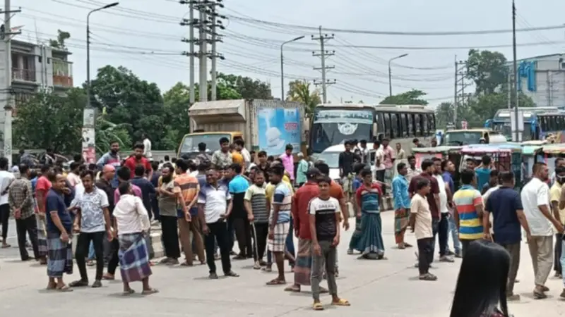 কালিয়াকৈরে বেতন দাবিতে শ্রমিকদের বিক্ষোভ কালিয়াকৈরে বেতন দাবিতে শ্রমিকদের বিক্ষোভ
