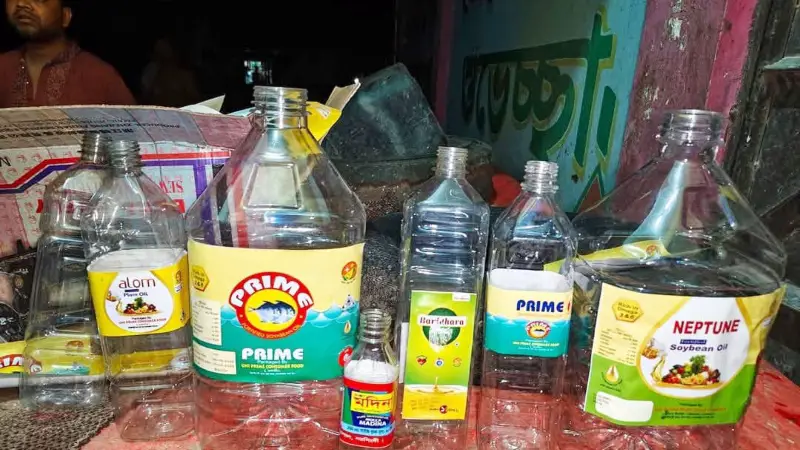 মুরাদনগরে খোলা তেল বোতলজাত করে বিক্রি করায় দুই লাখ টাকা জরিমানা মুরাদনগরে খোলা তেল বোতলজাত করে বিক্রি করায় দুই লাখ টাকা জরিমানা