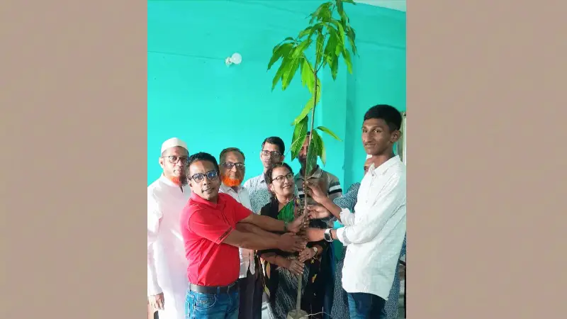 অধ্যক্ষের নেতৃত্বে কলেজে কৃতি শিক্ষার্থীদের আম গাছের চারা বিতরণ অধ্যক্ষের নেতৃত্বে কলেজে কৃতি শিক্ষার্থীদের আম গাছের চারা বিতরণ