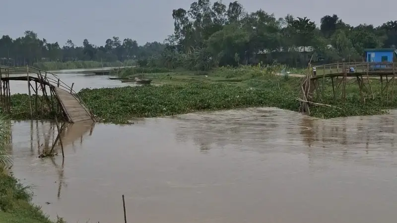 রৌমারীতে পাহাড়ি ঢলে ভাঙল কাঠের সেতু, বিপাকে ১১ গ্রামের মানুষ রৌমারীতে পাহাড়ি ঢলে ভাঙল কাঠের সেতু, বিপাকে ১১ গ্রামের মানুষ