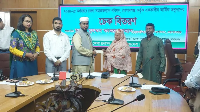 জেলা সমাজ কল্যাণ পরিষদ কর্তৃক আর্থিক সহায়তার চেক বিতরণ জেলা সমাজ কল্যাণ পরিষদ কর্তৃক আর্থিক সহায়তার চেক বিতরণ