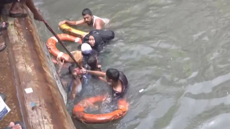 লঞ্চে উঠতে গিয়ে বুড়িগঙ্গায় পড়ে গেলেন নারী-শিশুসহ ৫ যাত্রী লঞ্চে উঠতে গিয়ে বুড়িগঙ্গায় পড়ে গেলেন নারী-শিশুসহ ৫ যাত্রী