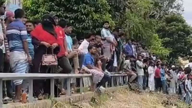মাদারীপুরে আন্দোলনকারীদের ওপর হামলা, লেকে ঝাঁপ দিয়ে দুই শিক্ষার্থী নিখোঁজ মাদারীপুরে আন্দোলনকারীদের ওপর হামলা, লেকে ঝাঁপ দিয়ে দুই শিক্ষার্থী নিখোঁজ