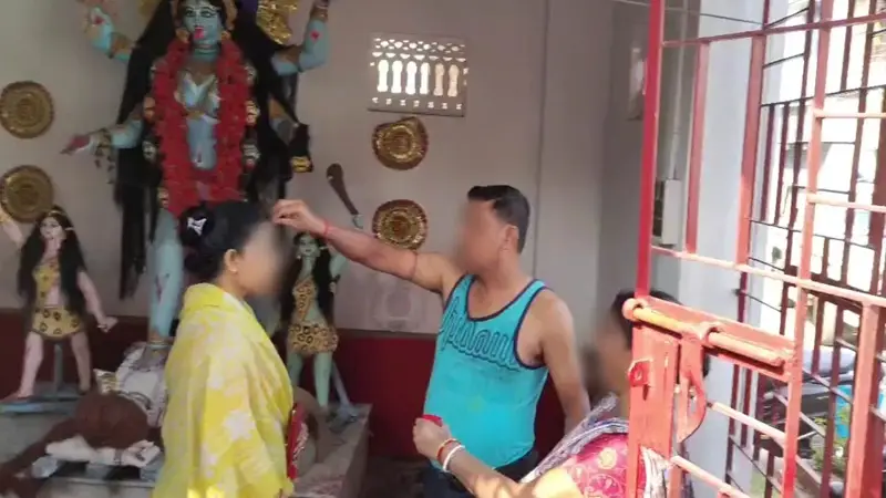 বাবা মারা যেতেই অন্য পুরুষের সাথে ঘনিষ্ঠ বিধবা মা, হাতেনাতে ধরল মেয়ে বাবা মারা যেতেই অন্য পুরুষের সাথে ঘনিষ্ঠ বিধবা মা, হাতেনাতে ধরল মেয়ে