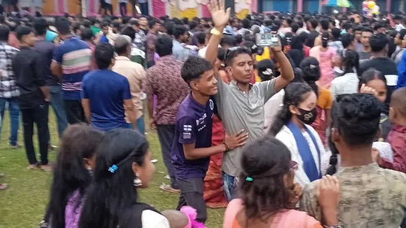 জীবনসঙ্গীর অভাব? দিনাজপুরের যে মেলায় গেলেই পাবেন প্রেমিকা জীবনসঙ্গীর অভাব? দিনাজপুরের যে মেলায় গেলেই পাবেন প্রেমিকা