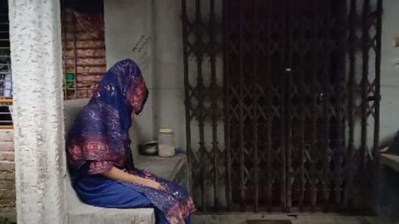 প্রেমিকের বাড়িতে বিয়ের দাবিতে প্রেমিকার অনশন প্রেমিকের বাড়িতে বিয়ের দাবিতে প্রেমিকার অনশন