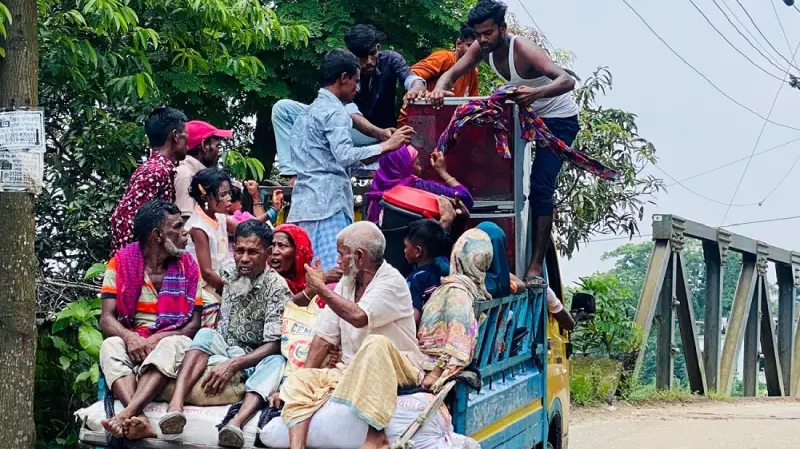 ঈদের পর ঘরমুখো নিম্ন আয়ের মানুষ: ঝুঁকি নিয়েই বাড়ি ফেরা ঈদের পর ঘরমুখো নিম্ন আয়ের মানুষ: ঝুঁকি নিয়েই বাড়ি ফেরা
