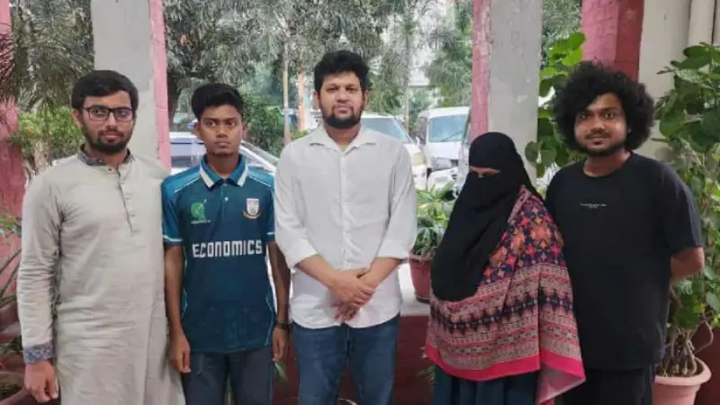 বোতল ছুড়ে মারার কারণ জানতে জবির সেই ছাত্রকে জিজ্ঞাসাবাদ বোতল ছুড়ে মারার কারণ জানতে জবির সেই ছাত্রকে জিজ্ঞাসাবাদ