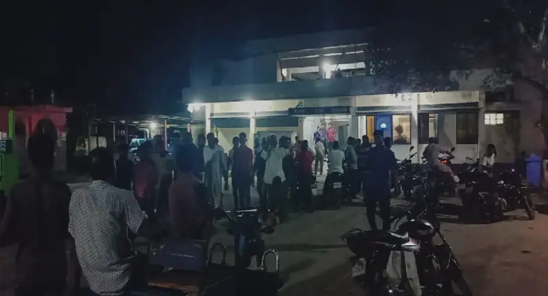 নীলফামারীতে এসপি অফিস ঘেরাও — আইনজীবীর মুক্তি ও প্রশাসনের সঙ্গে সমঝোতা নীলফামারীতে এসপি অফিস ঘেরাও — আইনজীবীর মুক্তি ও প্রশাসনের সঙ্গে সমঝোতা