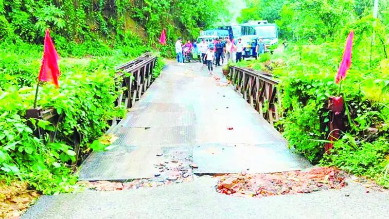 ভারি বৃষ্টিতে ব্রিজ দেবে রুমা-থানচি যান চলাচল বন্ধ ভারি বৃষ্টিতে ব্রিজ দেবে রুমা-থানচি যান চলাচল বন্ধ