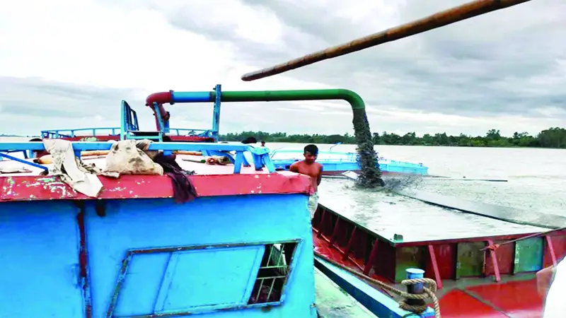 থামছে না মেঘনার বালু লুট থামছে না মেঘনার বালু লুট