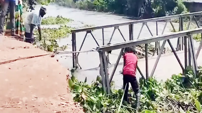 বেত্রাবতী নদীর ওপর নির্মিত সেতু ভেঙে যোগাযোগ বিচ্ছিন্ন বেত্রাবতী নদীর ওপর নির্মিত সেতু ভেঙে যোগাযোগ বিচ্ছিন্ন