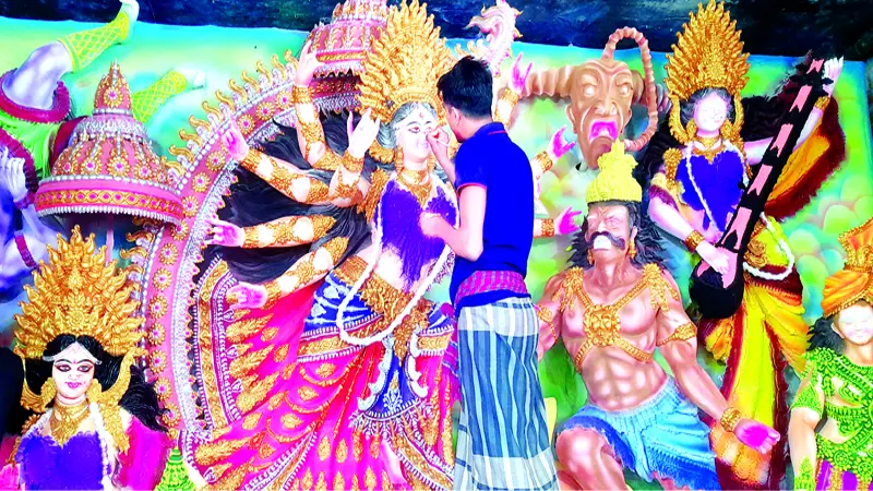 খুলনায় এক মন্দিরে ১৪৭ প্রতিমা খুলনায় এক মন্দিরে ১৪৭ প্রতিমা