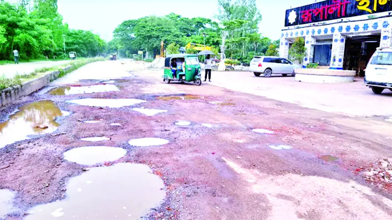 খানাখন্দে নাকাল পর্যটকরা খানাখন্দে নাকাল পর্যটকরা