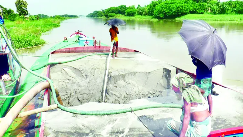 মাদারীপুরে বালু তোলা থামানো যাচ্ছে না মাদারীপুরে বালু তোলা থামানো যাচ্ছে না