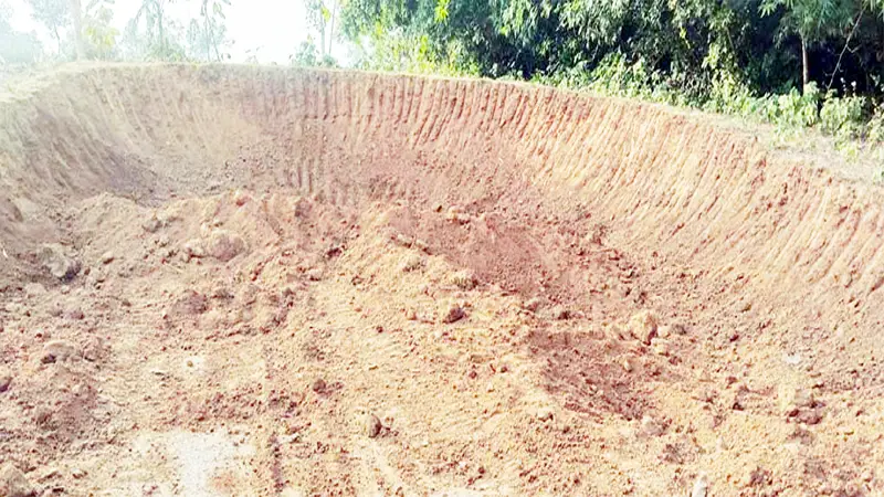 ঘাটাইলে পাহাড় কেটে মাটি বিক্রির মচ্ছব ঘাটাইলে পাহাড় কেটে মাটি বিক্রির মচ্ছব