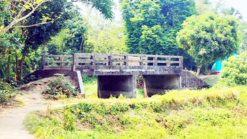 সেতু আছে সংযোগ সড়ক নেই, ভোগান্তি