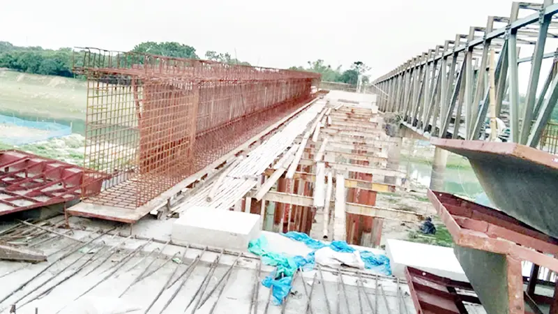 শিবগঞ্জে তিন দফা বন্ধ সেতুর কাজ শিবগঞ্জে তিন দফা বন্ধ সেতুর কাজ