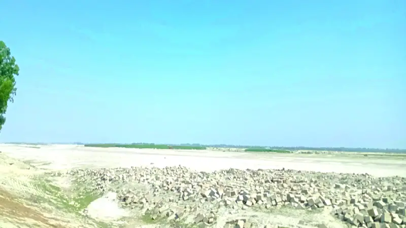 গাইবান্ধায় নাব্য সংকট বন্ধ নৌযান চলাচল গাইবান্ধায় নাব্য সংকট বন্ধ নৌযান চলাচল