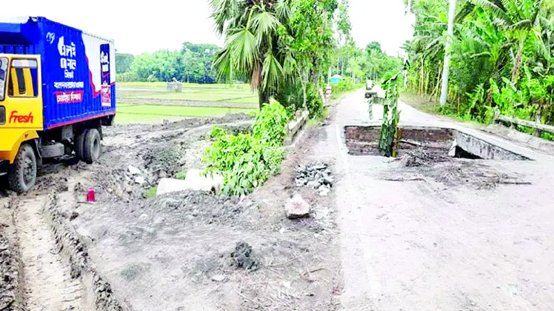 কালভার্ট ভেঙে ভোগান্তিতে হাজারো মানুষ কালভার্ট ভেঙে ভোগান্তিতে হাজারো মানুষ
