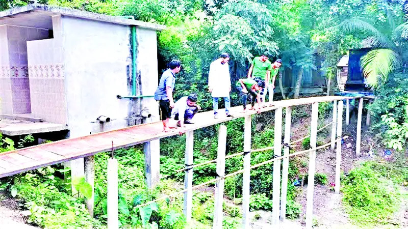 স্বেচ্ছাশ্রমে ৬টি কাঠের সেতু নির্মাণ স্বেচ্ছাশ্রমে ৬টি কাঠের সেতু নির্মাণ