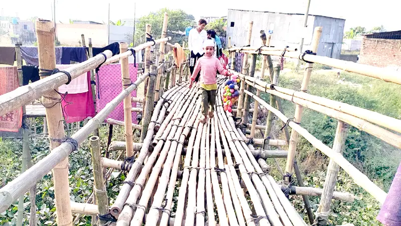 বাঁশের সাঁকোই ভরসা পাঁচ গ্রামের মানুষের বাঁশের সাঁকোই ভরসা পাঁচ গ্রামের মানুষের