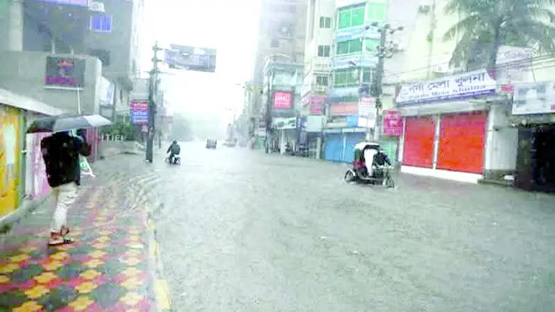 অল্প বৃষ্টিতে খুলনায় জলাবদ্ধতা অল্প বৃষ্টিতে খুলনায় জলাবদ্ধতা