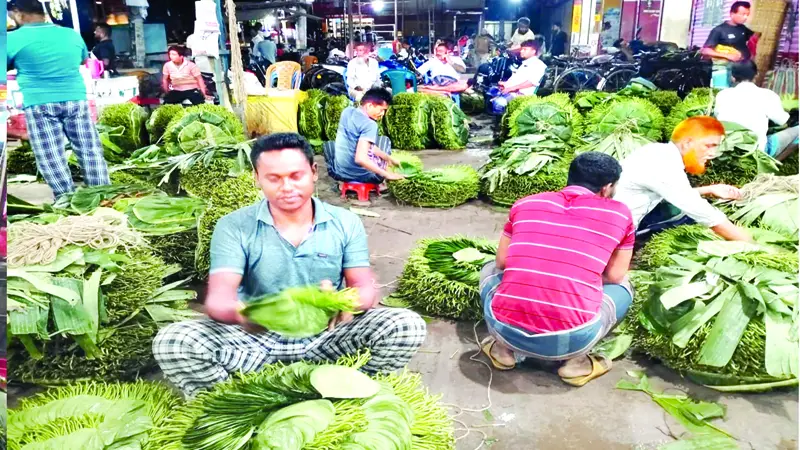 বরিশালে সন্ধ্যায় জমে ওঠে পানের হাট
