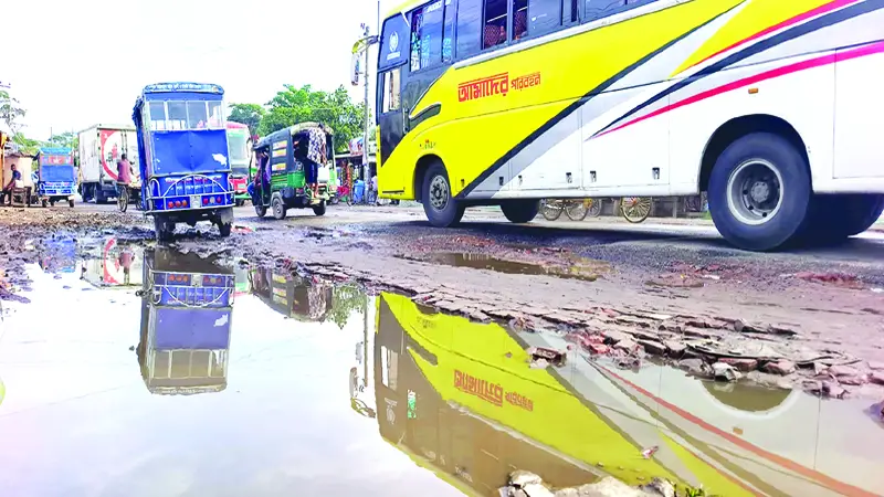 টানা বর্ষণে বরিশালে মহাসড়কের বেহাল দশা টানা বর্ষণে বরিশালে মহাসড়কের বেহাল দশা