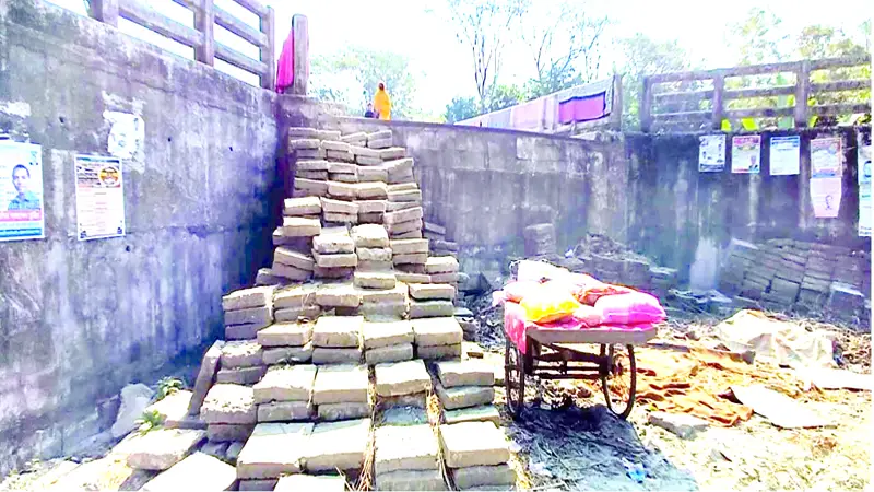 সংযোগ সড়কের অভাবে কাজে আসছে না সেতু