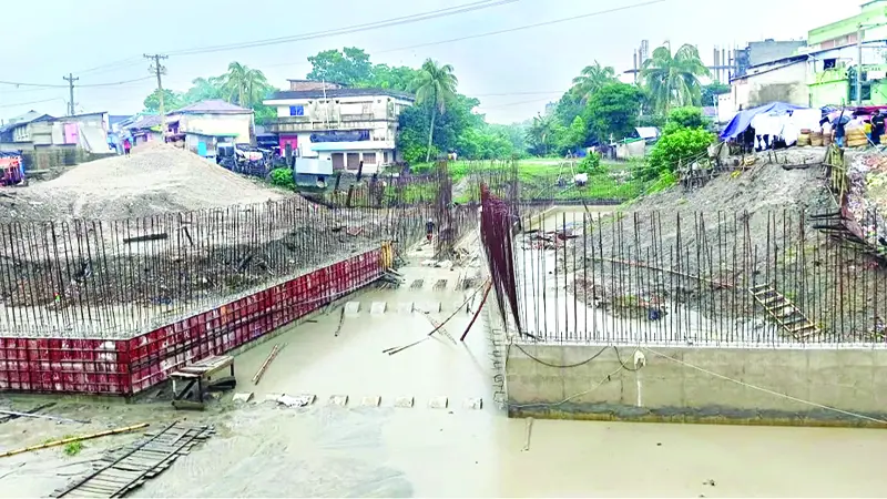 পটুয়াখালীতে উন্নয়নের নামে অচলাবস্থা পটুয়াখালীতে উন্নয়নের নামে অচলাবস্থা