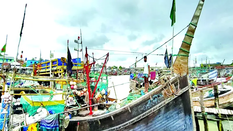 অবৈধ ট্রলিংয়ে ধ্বংস হচ্ছে সমুদ্র সম্পদ অবৈধ ট্রলিংয়ে ধ্বংস হচ্ছে সমুদ্র সম্পদ