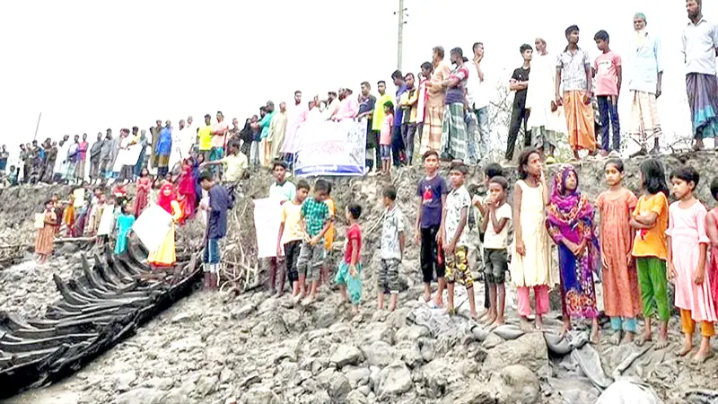 ত্রাণ নয়, টেকসই বাঁধ চাই ত্রাণ নয়, টেকসই বাঁধ চাই