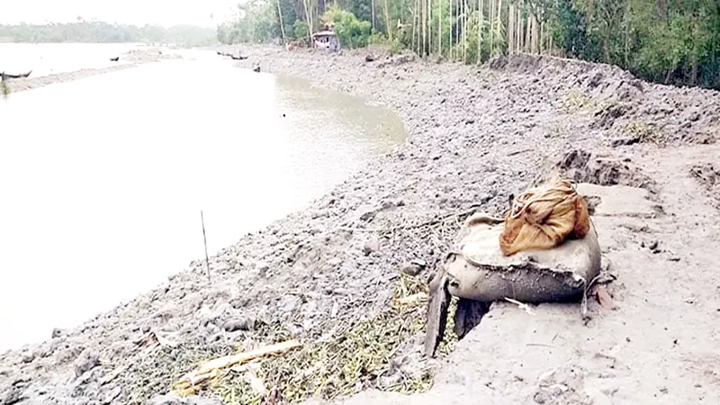 পাউবোর ১০ কিমি বাঁধ বিলীন পাউবোর ১০ কিমি বাঁধ বিলীন