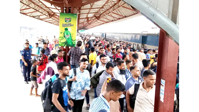ঈদের ছুটি শুরু চট্টগ্রামে গ্রামমুখী নগরবাসী ঈদের ছুটি শুরু চট্টগ্রামে গ্রামমুখী নগরবাসী