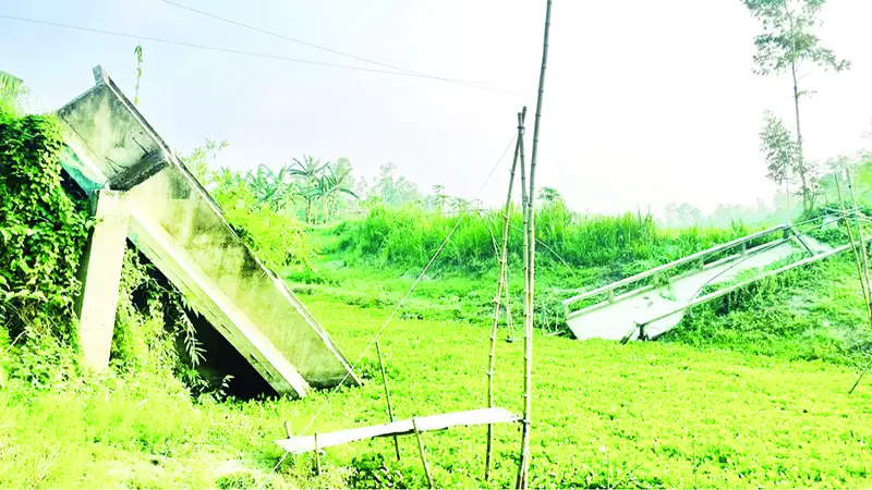 সেতু ভেঙে পড়ায় দুর্ভোগে ২০ গ্রামের মানুষ! সেতু ভেঙে পড়ায় দুর্ভোগে ২০ গ্রামের মানুষ!