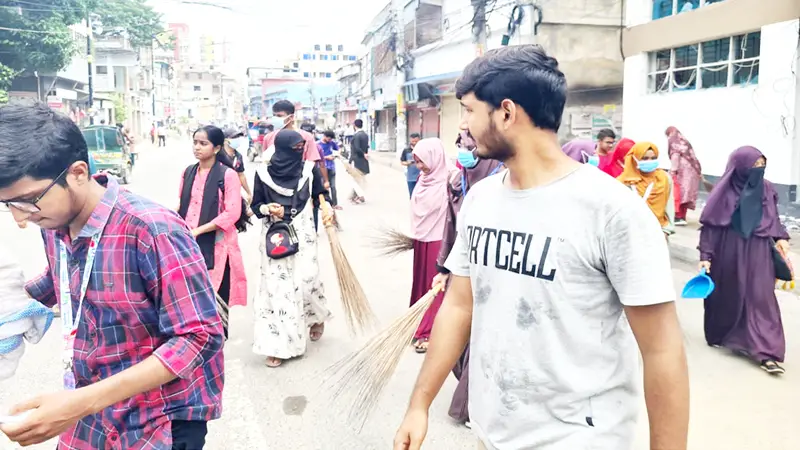 ট্রাফিকের ভূমিকায় শিক্ষার্থীরা ট্রাফিকের ভূমিকায় শিক্ষার্থীরা