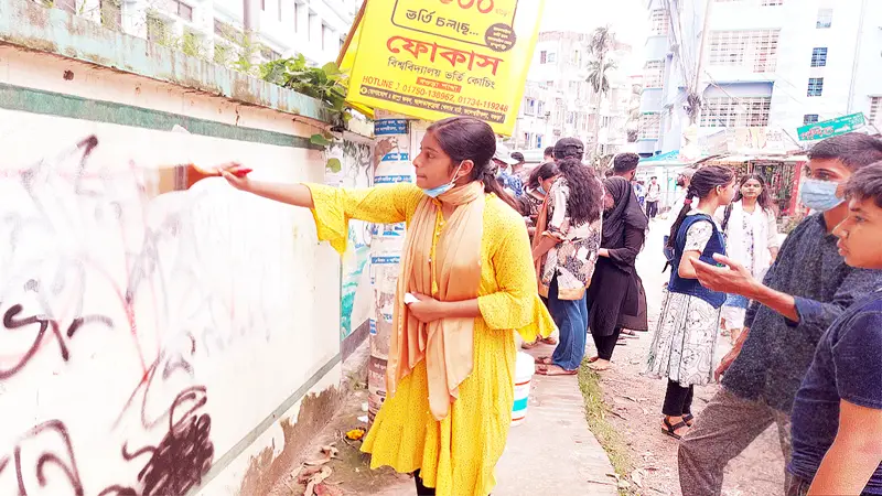সড়কে শৃঙ্খলা রক্ষা ও পরিষ্কার কাজে শিক্ষার্থীরা সড়কে শৃঙ্খলা রক্ষা ও পরিষ্কার কাজে শিক্ষার্থীরা