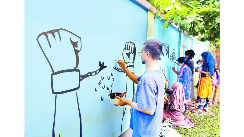 মুন্সীগঞ্জে দেওয়ালে গ্রাফিতি আঁকছেন শিক্ষার্থীরা মুন্সীগঞ্জে দেওয়ালে গ্রাফিতি আঁকছেন শিক্ষার্থীরা