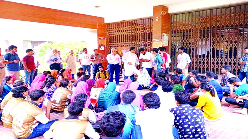 জাবিতে দুই দফা দাবিতে প্রশাসনিক ভবনে শিক্ষার্থীদের তালা জাবিতে দুই দফা দাবিতে প্রশাসনিক ভবনে শিক্ষার্থীদের তালা